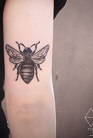 Modello di tatuaggio del tatuaggio del punto del punto realistico dell'ape del braccio grande