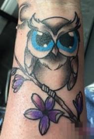 Maalatut kukat pöllö tatuointi eläinkuva käsivarteen