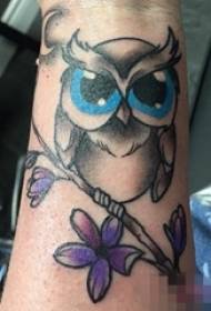 Geschilderde bloemen uil tattoo dier foto op arm