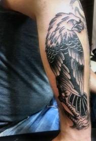 Águia de braço preto e branco com padrão de tatuagem de tronco