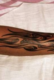 Kar hosszú fekete láng tetoválás minta