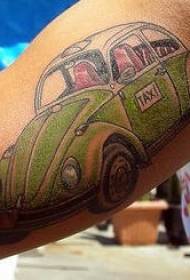 Vzor tetovania zelených taxíkov Volkswagen na ramene