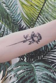 Arm ruže kvetina kreatívne tetovanie vzor