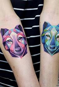 Liten armfarget geometrisk tatoveringsmønster for ulvhode