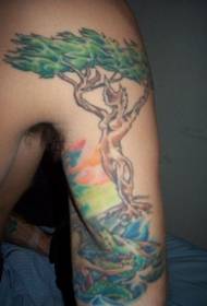 Patrón de tatuaje de brazo de personalidad de árbol grande humanoide de color