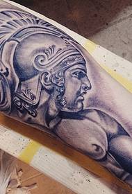 Spartanesche Krieger Tattoo Muster mat muskuläre Waffen