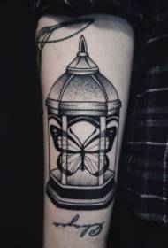 Leptir uzorak tetovaže u kavezu za ruku
