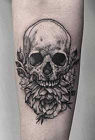 Cvjetni uzorak tetovaže lubanje s manjom rukom