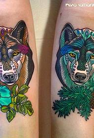 Pola tato serigala nganggo warna lengen warna