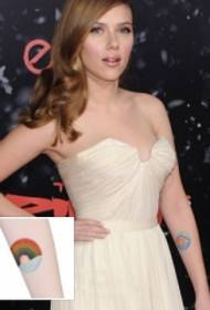 Modelul de tatuaj vopsit cu brațul văduvei negre Scarlett Johansson