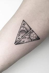 Modello di tatuaggi di sole di luna di geometria di bracciu