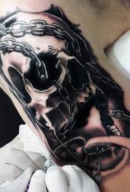 Catene inquietanti sulle braccia e tatuaggi teschio