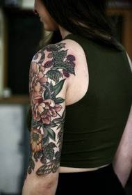 Corak tato wanita kanthi lengen tangan sing gedhe kanthi pola tato kembang sing apik