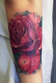 腕のリアルで繊細な赤いバラのタトゥーパターン