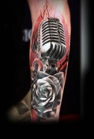 Incredibile modello realistico di tatuaggio a braccio rosa con microfono