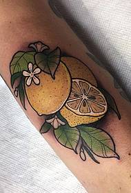 Ang malaking braso ay nagpinta ng sariwang pattern ng tattoo ng lemon