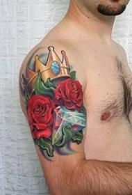 Ang sumbanan sa diamante ug rosas nga kamot sa likod sa tattoo sa bulawan nga korona