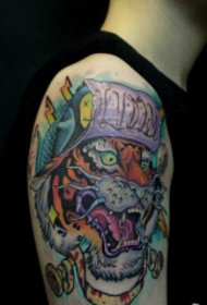 Patrón de tatuaxe de cabeza de tigre de cor do brazo