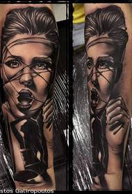 Arm sortgrå forførende tatoveringsmønster for piger