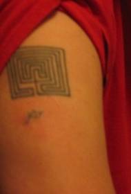 Modello di tatuaggio quadrato labirinto sul braccio