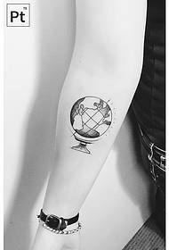 Klenge Aarm kleng Frësch Globus Prick Tattoo Muster