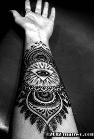 un tatuaggio personalizzato per gli occhi sul braccio
