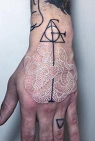 Chingwe chakuda ndi choyera cha mkono wa chifuwa chanyama cha geometric point tattoo