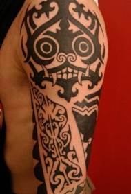 Zwart tribal schedel totem arm tattoo patroon