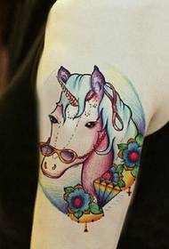 Unicornioko tatuaje oso ederra besoan