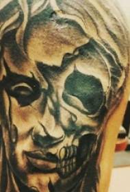Tatuaż ramienia na czarno-białym szarym stylu punkt tatuaż postać portret tatuaż obraz