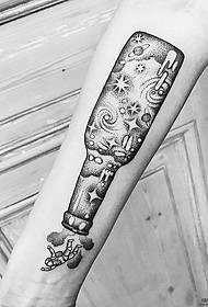 Punto de brazo picando botella estrela creativa patrón de tatuaxe de astronauta
