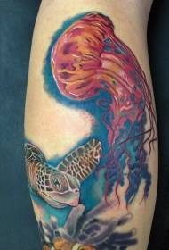 手臂非常逼真的彩繪的水母和烏龜紋身圖案