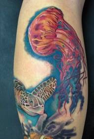 Braccio meduse molto realistiche dipinte con motivo a tatuaggio e tartaruga