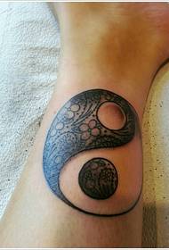 Rankos juodos ir baltos klasikinės yin ir yang tatuiruotės nuotraukos
