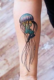 Pequeño brazo pintado pequeño patrón de tatuaje de medusa fresca