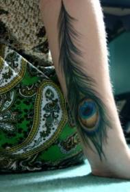 Immagine del tatuaggio della piuma del pavone di colore del braccio