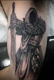 Страшний темний фантазійний воїн з великою рукою з візерунком татуювання мечем