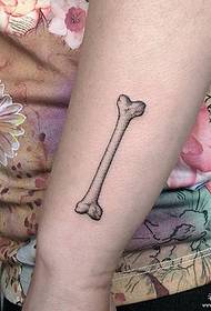 Modello di tatuaggio penetrante a punta di braccio