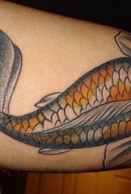 Wzór tatuażu na czarno-szaro-pomarańczowym ramieniu z kałamarnicą