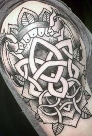 Modello di tatuaggio braccio braccio distintivo celtico in bianco e nero di vecchia scuola