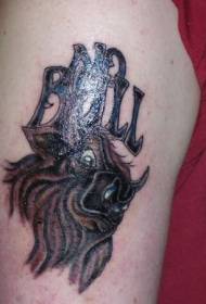 Rozzlobený chlupatý kráva tetování na paži