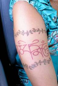 Patrón de tatuaje arabescado de brazo coloreado