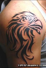 Hermoso tatuaje de tótem de águila en el brazo grande