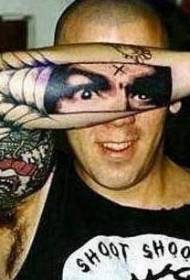 Реалистичная татуировка глаз на руке
