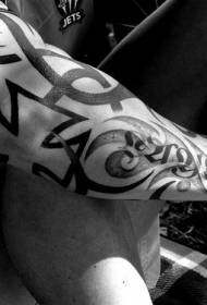 Arm swart dekoratiewe totem tattoo patroon