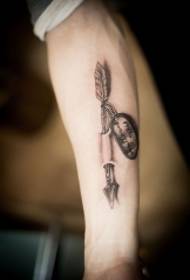 Рука личности 3d встраивая татуировку мясистые стрелки