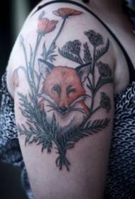 女性手臂上花丛中的狐狸纹身图案