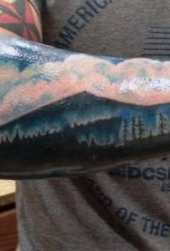 Rokas krāšņs krāsots kalnu debesu tetovējuma raksts