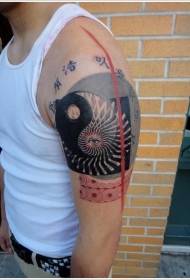 Yin in Yang tračevi dizajn združuje geometrijske oči in vzorce tetovaže