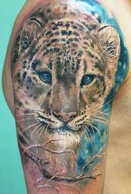 un tatuatge de lleopard dominador